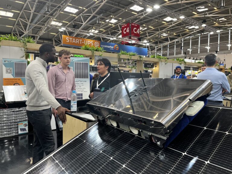 Der klinobot Reinigungsroboter live auf der Intersolar 2026